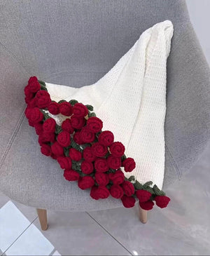 Dekoratif örgü battaniye – 3D çiçek detayları ve zarif görünümüyle dikkat çeken özel hediye ürünü.
