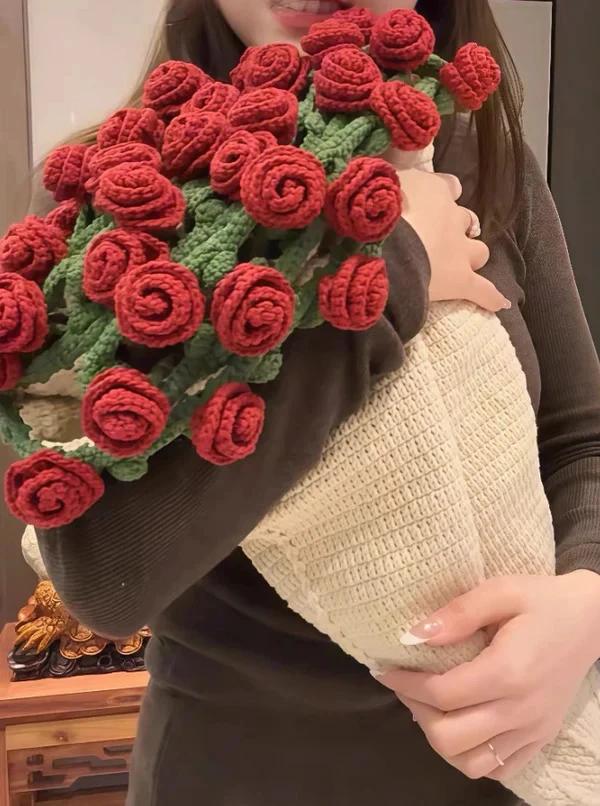 Buket tasarımlı el yapımı battaniye – örgü detayları ve güllerle bezenmiş, iç ısıtan bir tasarım.

